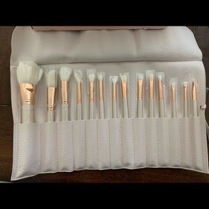 NWOT COLOURPOP Ultimate Brush Roll